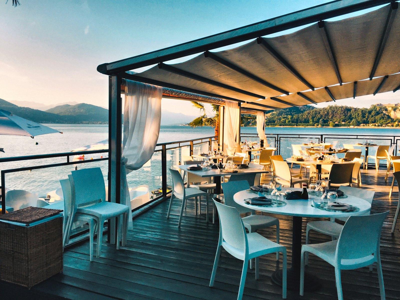 La terrazza del ristorante Il Prefetch apparecchiata sul mare